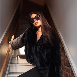 Cropped faux fur black jacket